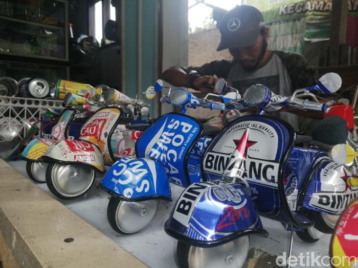Uus Rusmana (38) seorang buruh asal Subang yang juga berkarya membuat miniatur motor vespa dari kaleng bekas.