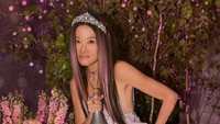 Beberapa waktu lalu, Vera Wang baru saja melangsungkan pesta ulang tahunnya. Pestanya tampak meriah dengan desain didominasi warna silver dan merah muda. Foto: Instagram @verawang
