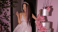 Begini cantikanya Vera Wang ketika berpose dengan kue ulang tahun. Kuenya berdesain tingkat dengan hiasan krim berwarna silver dan pernak-pernik bunga cantik. Foto: Instagram @verawang