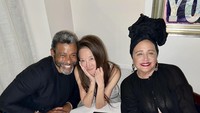 Meski sudah 73 tahun, Vera Wang terus terlihat muda. Gaya pakaian yang ia kenakan juga seperti ABG. Ini salah satu momennya saat menikmati makan malam dengan temannya. Foto: Instagram @verawang