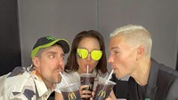 Bersama teman-temannya, Vera Wang tampak menikmati segelas cola dari McDonalds. Gayanya tampak seperti anak muda yang sedang nongkrong. Foto: Instagram @verawang
