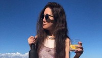 Tak terlihat kerutan di kulitnya, Vera Wang tampil memukau dengan segelas minuman beralkohol di tangan. Ia terlihat seperti wanita berusia 20 tahunan. Foto: Instagram @verawang