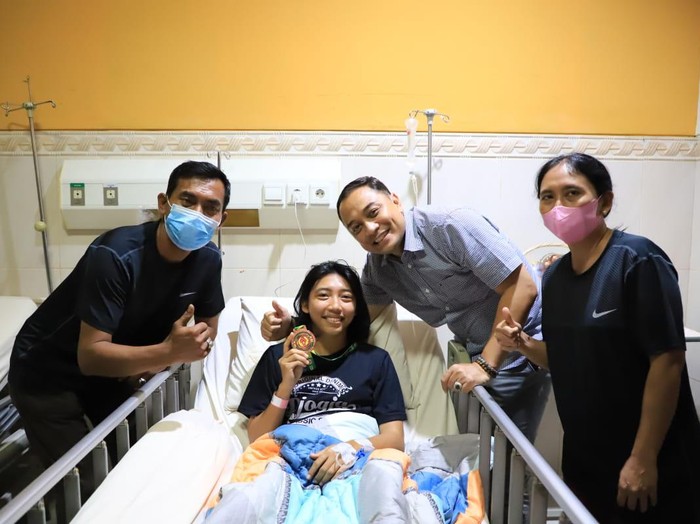 Wali kota Eri Cahyadi menjenguk Yulia HArdianti Putri atlet Surabaya yang cidera di Porprov Jatim