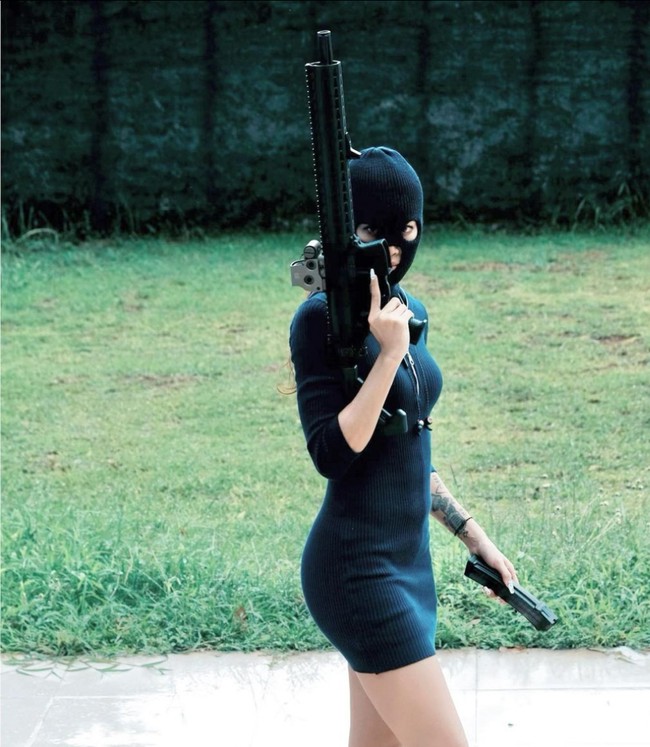 Wanita berusia 32 tahun itu pun ditunjuk sebagai instruktur untuk penembak pemula. Foto: Instagram/@_widikidiw_