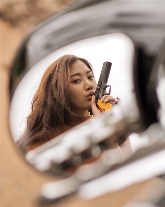 Kini vokalis band yang digawangi Kevin Aprilio itu sudah memiliki lisensi dan masuk sebagai anggota IPSC Perbakin. Foto: Instagram/@_widikidiw_