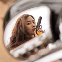 Kini vokalis band yang digawangi Kevin Aprilio itu sudah memiliki lisensi dan masuk sebagai anggota IPSC Perbakin. Foto: Instagram/@_widikidiw_