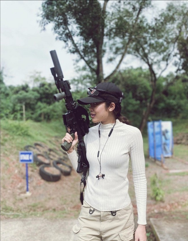 Pemilik nama lengkap Widi Soediro Nichlany itu mengaku menyukai olahraga yang memicu adrenalin. Salah satunya menembak. Foto: Instagram/@_widikidiw_