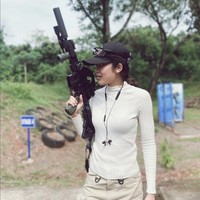 Pemilik nama lengkap Widi Soediro Nichlany itu mengaku menyukai olahraga yang memicu adrenalin. Salah satunya menembak. Foto: Instagram/@_widikidiw_