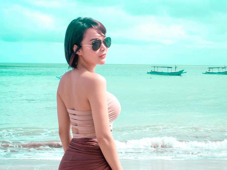 Wika Salim Berjemur di Pantai, Cuek Kulit Gelap
