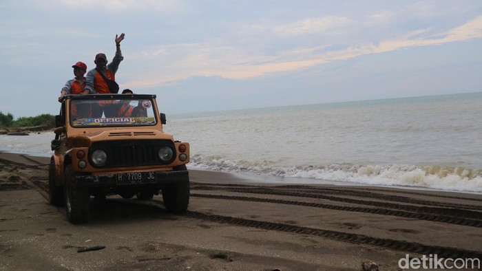 Wisata naik jip menyusuri pantai dan hutan karet di Jepara