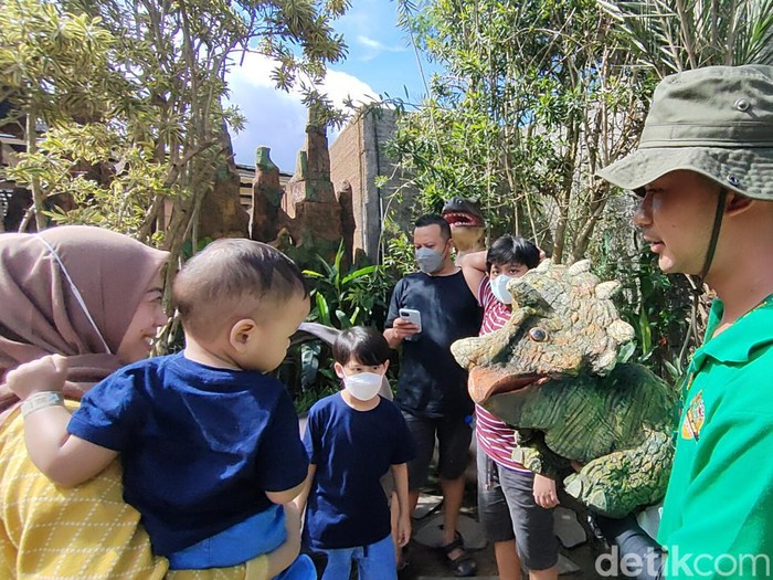 Wisatawan padati objek wisata dinosaurus Garut Dinoland.