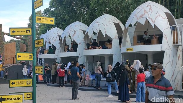 Wisatawan padati objek wisata dinosaurus Garut Dinoland.