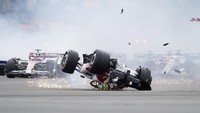 Kecelakaan Horor di F1 GP Inggris: Mobil Driver Alfa Romeo Sampai Terguling