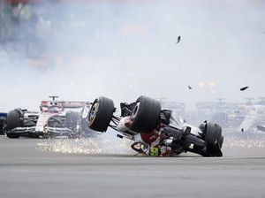 Kecelakaan Horor di F1 GP Inggris: Mobil Alfa Romeo Terguling-Terseret