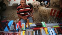 Tak hanya itu, ada pula lho penjual pisau beragam jenis untuk momen Idul Adha.