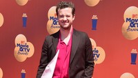 Karakter Joseph Quinn diburu oleh banyak orang karena dicurigai jadi dalang pembunuhan berantai di Hawkins. (Foto: FilmMagic/Gregg DeGuire)