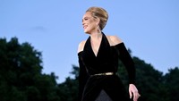 Adele membawakan lagu-lagu hits-nya di atas panggung di Hyde Park, London.     