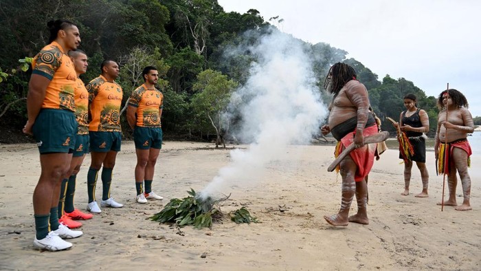 GOLD COAST, AUSTRALIA - JULY 04: Pete Samu, Izaia Perese, Kurtley Beale and Tom Wright are welcomed with an Indigenous smoking ceremony during the Wallabies Indigenous Jersey Launch at the Jellurgal Aboriginal Cultural Centre on July 04, 2022 in Gold Coast, Australia. (Photo by Bradley Kanaris/Getty Images)
