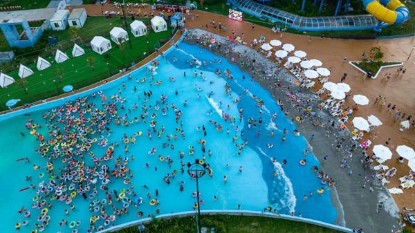Begini suasana sebuah kolam renang di Jiangsu, China, saat sejumlah warga memenuhi kolam untuk mendinginkan tubuh saat musim panas, Minggu (3/7/2022).