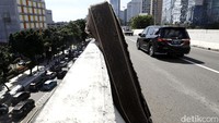 Kasur itu tersandar di tembok pagar jalur yang mengarah ke Tanah Abang.