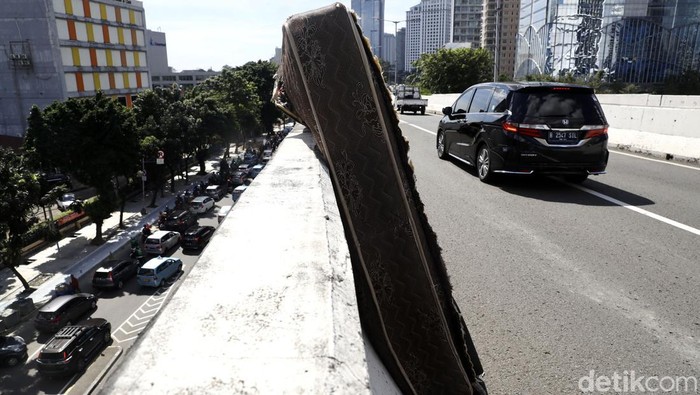 Ada pemandangan tak biasa di JLNT Casablanca, Jakarta, Senin (4/7/2022). Sebuah kasur tersandar di tembok pagar jalan layang non tol tersebut.