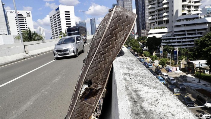 Ada pemandangan tak biasa di JLNT Casablanca, Jakarta, Senin (4/7/2022). Sebuah kasur tersandar di tembok pagar jalan layang non tol tersebut.