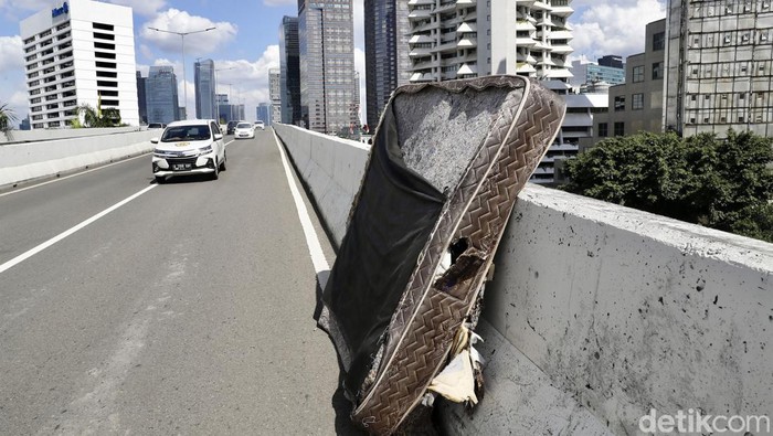 Ada Kasur Tersandar di JLNT Casablanca Ada pemandangan tak biasa di JLNT Casablanca, Jakarta, Senin (4/7/2022). Sebuah kasur tersandar di tembok pagar jalan layang non tol tersebut.