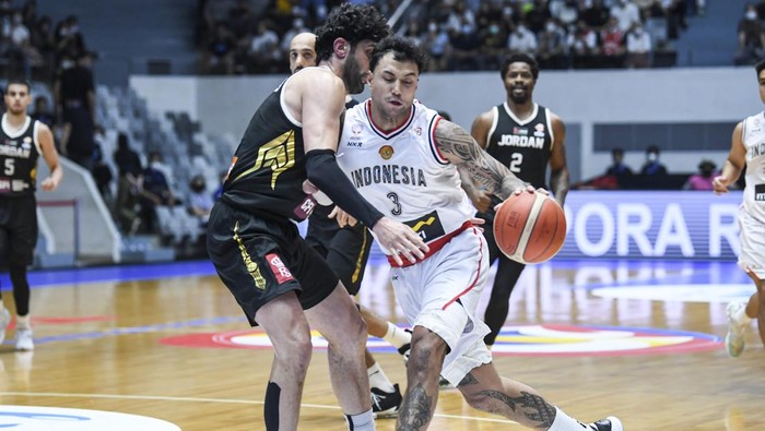 Pebasket Timnas Indonesia Brandon Jawato (kanan) berusaha melewati hadangan pebasket Timnas Yordania Ahmad Alhamarsheh (kiri) dalam Kualifikasi FIBA World Cup 2023 Grup C Zona Asia Window ketiga di Istora Senayan, Jakarta, Senin (4/7/2022). ANTARA FOTO/M Risyal Hidayat/wsj.