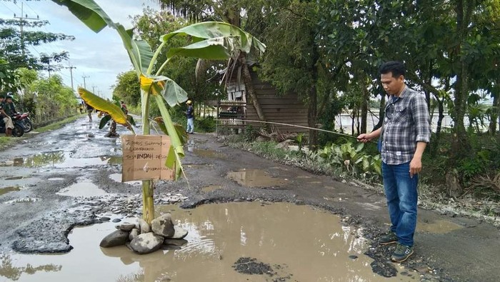 Aksi warga di Luwu Utara protes jalan rusak dengan cara menanam pohon pisang dan seolah-olah memancing ikan (Dok. Istimewa).