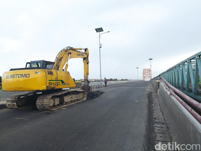Alat berat tiba di jembatan Sembayat Gresik