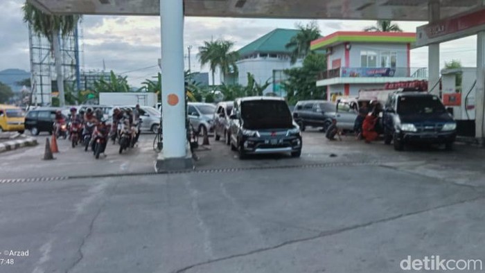 Antrean solar mengular di SPBU Palpo (detikSulsel/Arzad).