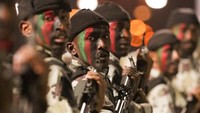 Anggota pasukan khusus Arab Saudi melakukan parade militer dalam persiapan pengamanan haji di Mekkah, Arab Saudi, Minggu (3/7/2022) waktu setempat.  