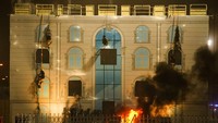 Pasukan khusus pengamanan Arab Saudi mendemontrasikan simulasi pengamanan sebuah gedung dalam parade pengamanan haji 2022. 