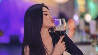 Segelas wine menjadi minuman favorit Intan yang tidak pernah luput untuk dipesan. Duduk di meja bartender juga menjadi posisi yang selalu disenanginya.Foto: Instagram/intan_nallendra