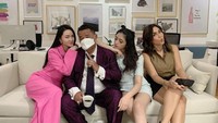 Intan seringkali diajak oleh Hotman Paris untuk pergi bersantai bersama aspri yang lain. Menemani Hotman Paris minum kopi, di sana juga tampak Melaney Ricardo sebagai pembawa acara di program Hotman Paris. Foto: Instagram/intan_nallendra