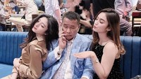 Saat sore menjelang malam, Intan kerap ikut dengan Hotman Paris untuk bersantai di sebuah bar. Pada bar berdesain elegan tersebut terlihat beberapa minuman segar yang dipesannya. Foto: Instagram/intan_nallendra