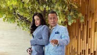Seorang pengacara kondang Hotman Paris tidak hanya dikenal dengan keahliannya menangani kasus klien. Sosoknya juga dikenal sebagai pengacara yang banyak asistennya. Foto: Instagram/intan_nallendra