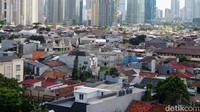 Deretan rumah di kawasan padat penduduk dengan latar belakang gedung bertingkat di Jakarta, Senin (4/7/2022).