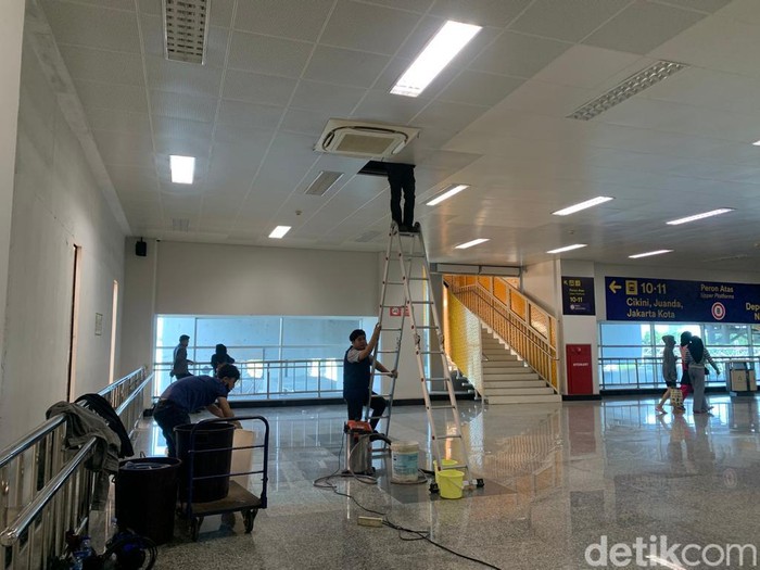 Atap bocor di Stasiun Manggarai mulai diperbaiki, 4 Juli 2022. (Mulia Budi/detikcom)