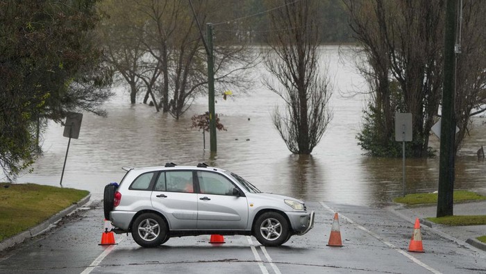 Australia Bersiap Hadapi Banjir Terburuk A car blocks access to a flooded street at Camden on the outskirts of Sydney, Australia, Monday, July 4, 2022. More than 30,000 residents of Sydney and its surrounds have been told to evacuate or prepare to abandon their homes on Monday as Australiaβs largest city braces for what could be its worst flooding in 18 months. (AP Photo/Mark Baker)