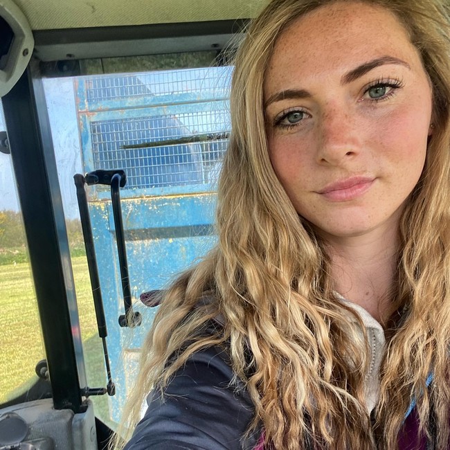 Aku sudah mengendarai traktor dan trailer sejak berusia 16 tahun. Jika aku diberi satu piund untuk setiap komentar atau pendangan yang diberikan selama 12 tahun terakhir, aku bisa jadi wanita yang kaya, tulisnya di Instagram.Foto: Instagram @jerseycowgirl