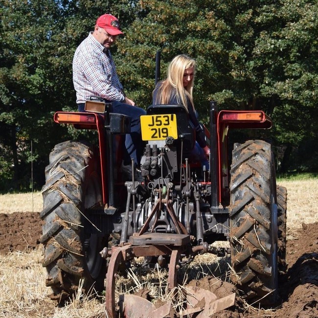 Becky Houze pun tahu caranya mengendari traktor. Sang ayah adalah orang yang mengajarkannya di usia 16 tahun. Tak dipungkiri jika banyak orang yang heran dengannya.Foto: Instagram @jerseycowgirl