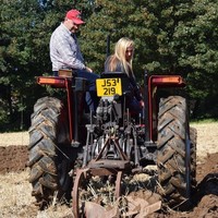 Becky Houze pun tahu caranya mengendari traktor. Sang ayah adalah orang yang mengajarkannya di usia 16 tahun. Tak dipungkiri jika banyak orang yang heran dengannya.Foto: Instagram @jerseycowgirl