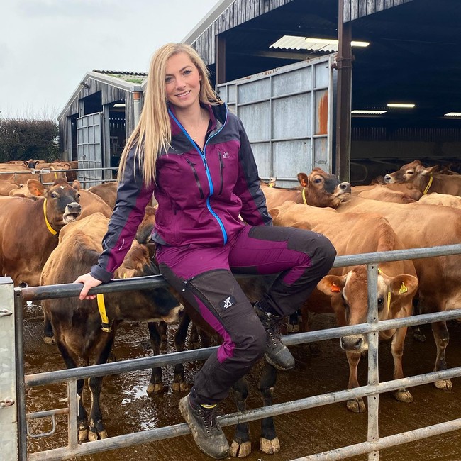 Menurutnya jadi peternak sapi adalah pekerjaan yang tidak pernah membosankan. Tak hanya merawat sapi dan peternakan, ia juga mengelola data.Foto: Instagram @jerseycowgirl