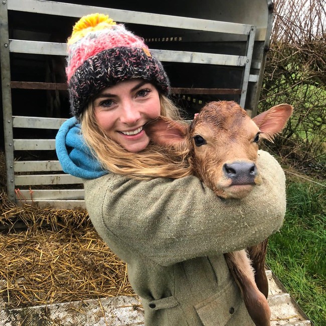 Tak hanya jadi peternak sapi perah, netizen juga mendapati Becky Houze memiliki sumber pendapatan lain yakni menjual konten di OnlyFans. Tapi Becky meyakinkan tidak ada foto atau video yang vulgar di sana.Foto: Instagram @jerseycowgirl