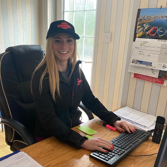 Wanita tersebut adalah peternak sapi generasi keempat yang meneruskan bisnis keluarganya. Tak hanya melakukan profesi yang jarang dijalani wanita, ia jug merupakan peternak termuda di daerahnya.Foto: Instagram @jerseycowgirl