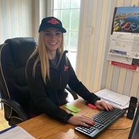 Wanita tersebut adalah peternak sapi generasi keempat yang meneruskan bisnis keluarganya. Tak hanya melakukan profesi yang jarang dijalani wanita, ia jug merupakan peternak termuda di daerahnya.Foto: Instagram @jerseycowgirl