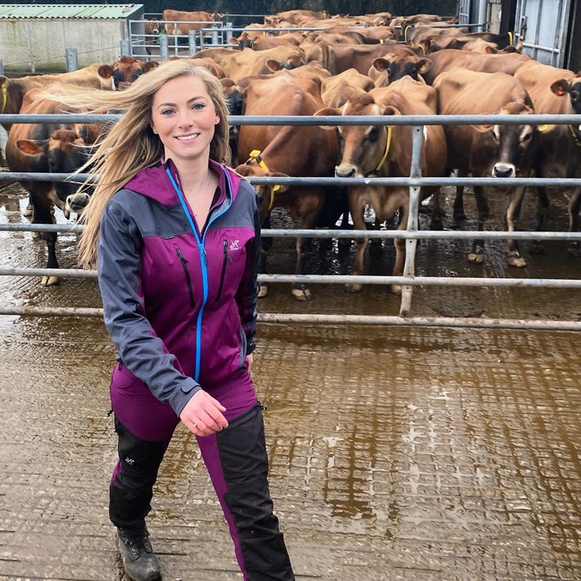 Becky Houze sendiri dikenal sebagai Jersey Cow Girl yang populer di Instagram dan TikTok. Ia sering membagi potretnya ketika bertani dan beternak yang jadi perhatian netizen. Foto: Instagram @jerseycowgirl