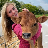 Acara Countryfile di stasiun televisi BBC menarik perhatian penonton karena menghadirkan para petani cantik. Salah satu yang jaidi perbincangan adalah Becky Houzé.Foto: Instagram @jerseycowgirl