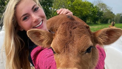 Foto Peternak Sapi Cantik yang Jadi Viral, Ternyata Jual Konten di OnlyFans